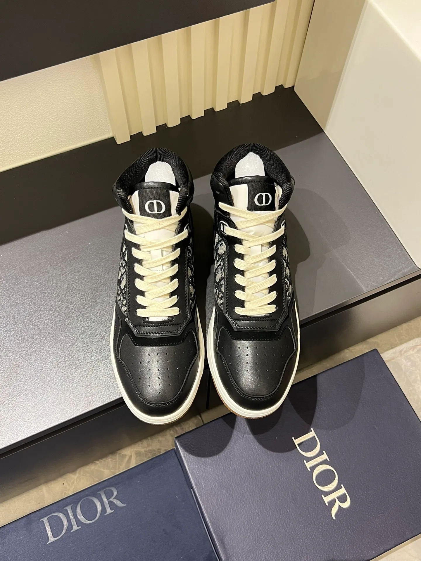 Men's shoes 💰p460 "Dio*" mid-top B27 casual sneakers. This B27 high-top sneaker is a new product in the series and continues Di*r's classic style. Crafted from gray and white smooth calf leather with beige and black Oblique print panels on the sides. The "CD Icon" shaped shoelace eyelets are clever and delicate, and the two-color rubber sole, rear collar and heel are all equipped with the brand's iconic details to enhance the style. Oblique printed straps at the ankle allow for an adjustable fit to complement the overall design. Fashionable and versatile, it can complement any look. Create an exquisite design with unique dynamic vitality and modern atmosphere, presented in low-top and high-top styles. This new must-have shoe adds a new dimension to Dior's archive heritage, embodying modern elegance. Purchase the original version and make it 1:1. If you need top quality, please come to me! Male 38-44!